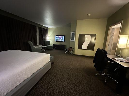 Deluxe king suite