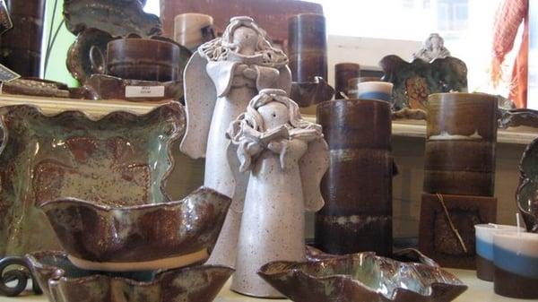 Handmade and handcrafted items from Mississippi potters, artists and gourmet food entreprenuers.  