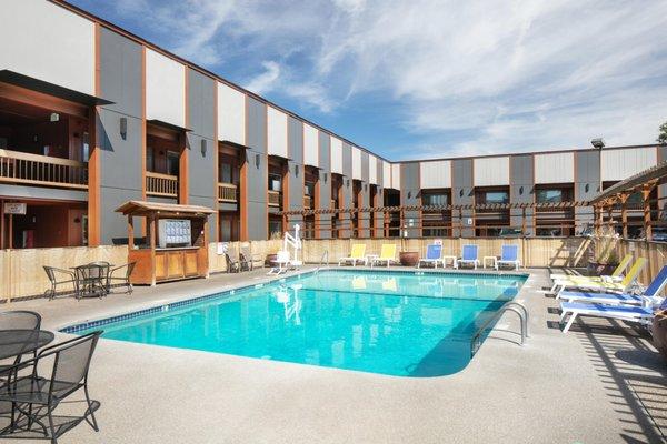 Waypoint Hotel outdoor pool in Bend, Oregon