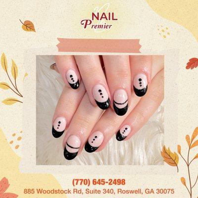 Our nail artists are here to help you achieve a natural and rustic look that embodies the spirit of autumn. Book your appointment today!