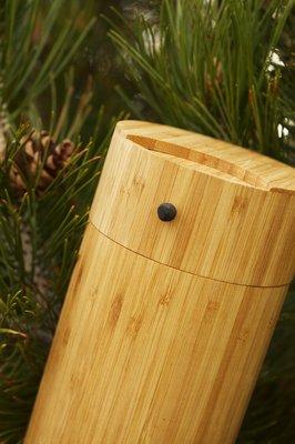 This urn is specially-designed for families who plan to scatter ashes.