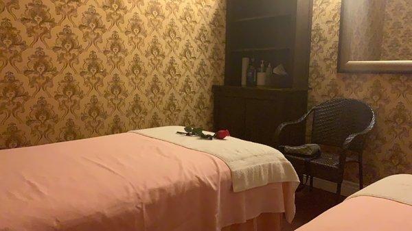 Nice cozy room! Simple but relaxing...can't wait for my first massage here!