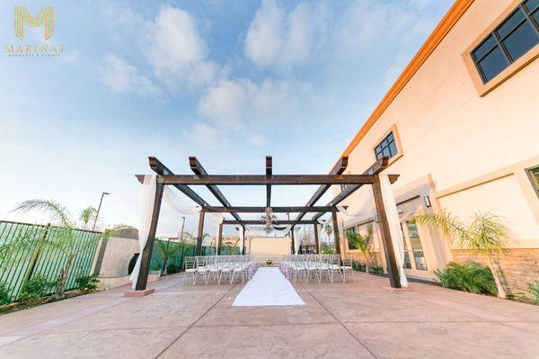 Our Veranda accommodates small guest-lists in style. The sensational design is equipped with two water features, as well as lush landscaping