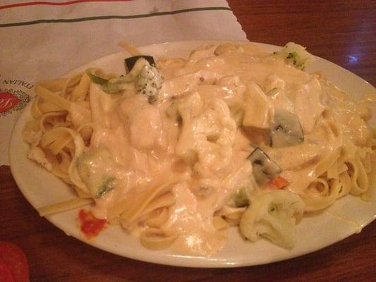 Chicken and vegetables fettuccine Alfredo