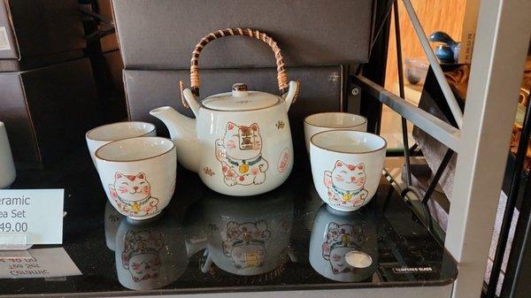 Tea pot and matching tea cup set