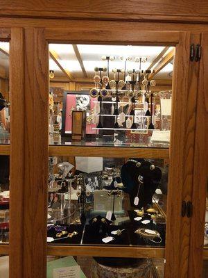 Perfumes, shoes, purses, compacts, Earrings, bracelets, brooches/pins, rigs, necklaces, hats, belts, scripts, photos, autographs.