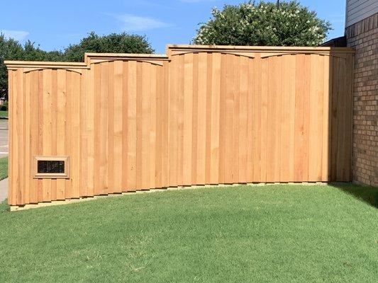 Clear cedar fence (no Knots) with arched trim and a puppy panel for our furry friend.
Mckinney, TX