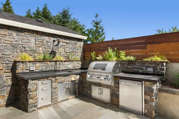 Outdoor kitchen.
 Sunset Home Builders Inc.