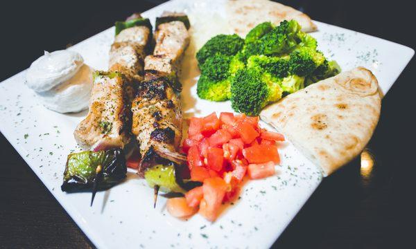 Pork Souvlaki Platter with broccoli