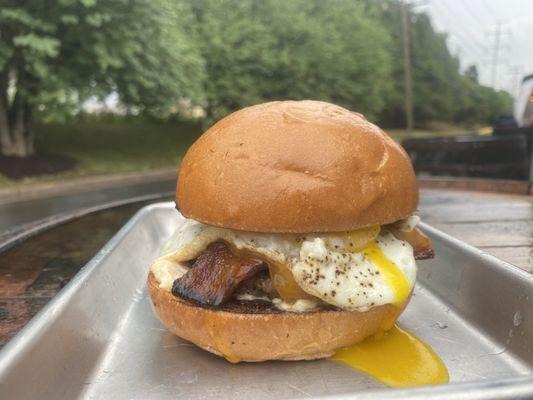 Brunch Burger
Angus beef, cheddar cheese, bacon, fried egg, roasted garlic aioli, fried egg, truffle oil.