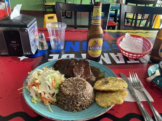 La posta Cartagenera, deliciosa, con arroz con coco, ensalada y patacón, buenísima