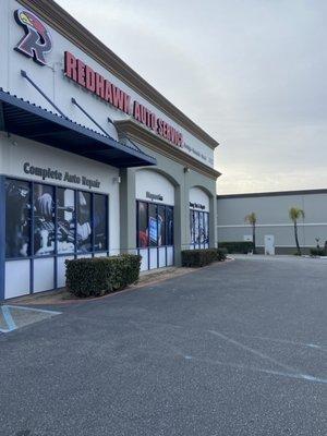 side view of the Redhawk Auto Service- Murrieta building