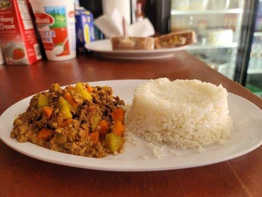 Carne Molida con Verduras: Seasoned ground beef with vegetables, served with white rice