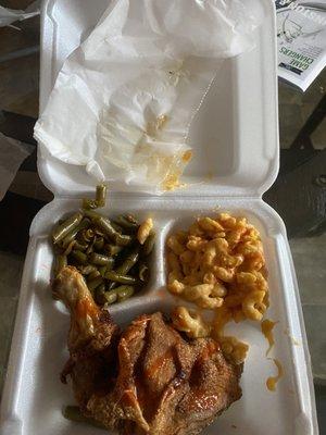 Fried chicken, Maceroni and cheese, and green beans