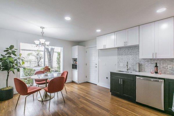 White shaker upper cabinets, Dark Gray bottom cabinets, Silver White quartz countertop