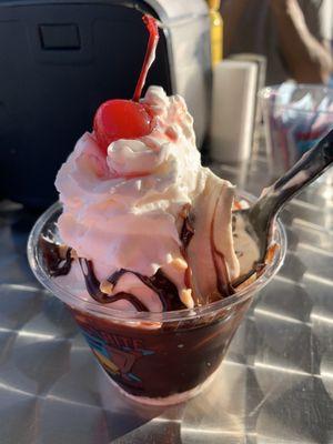 Hot fudge sundae