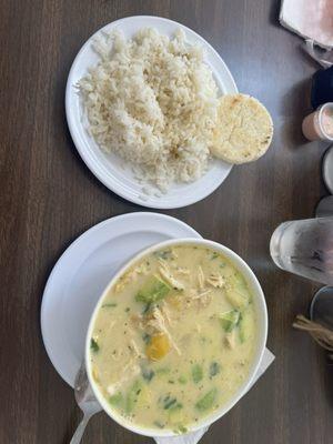 Ajiaco con arroz y arepa