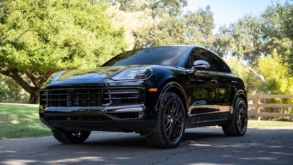 Porsche Cayenne is cooling down and protecting its interior with SMARTseries window tint. All four wheels were powder coated gloss black!