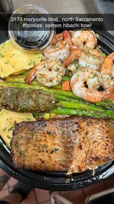 Salmon at blackened with shrimps and a garlic noodle with asparagus and lobster ravioli