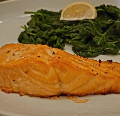 Salmon with steamed spinach