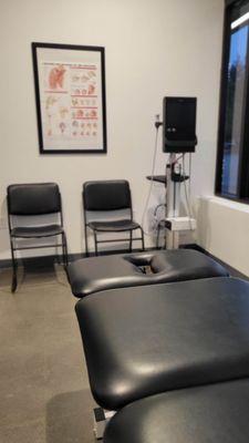 PRO SPORT Gig Harbor clinic's orthopedic surgeon Nels Sampatacos  treatment room.