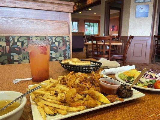 Excellent Strawberry lemonade. Tasty home made bread. Lots of shrimp and perfect grilled steak .