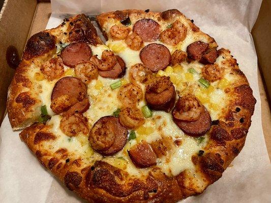 Low Country pizza.. Herbed olive oil, mozarella, sweet corn, green onions, hot smoked sausage and Cajun shrimp.