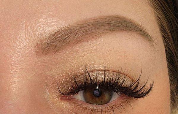 Wispy lash extensions