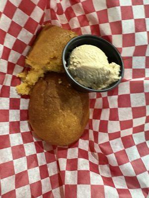 Dinner roll & cornbread