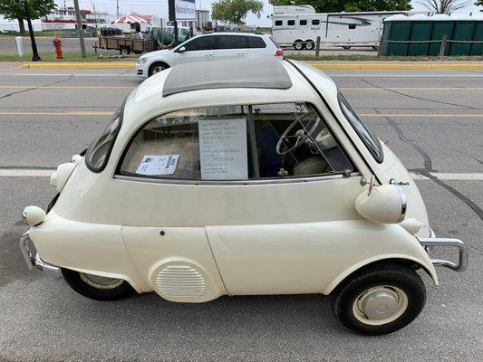 Found a cute Isetta - must be because of St. Ignace's annual antique car show.