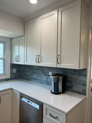 Gorgeous blue backsplash tiles.