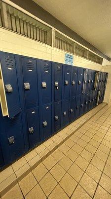 Day use lockers, bring your own lock