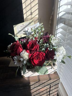 Very cute basket with small glass containers holding the arrangement!