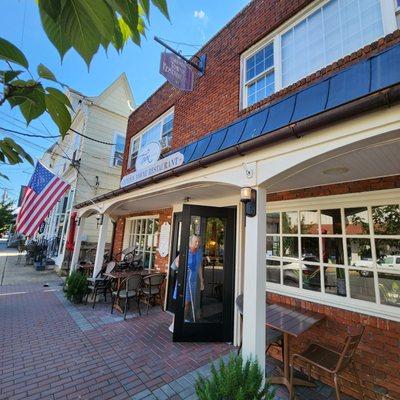 Cute restaurant in downtown Clinton right on Main St.