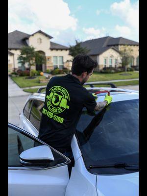 Michael replacing a windshield on a Toyota Highlander!