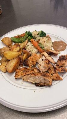 Citrus gilled chicken with mixed vegetables and roasted red potatoes