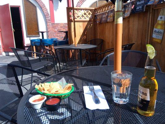 Perfect atmosphere to relax on a Friday evening. Verde and Colorado burritos went great withq beer.