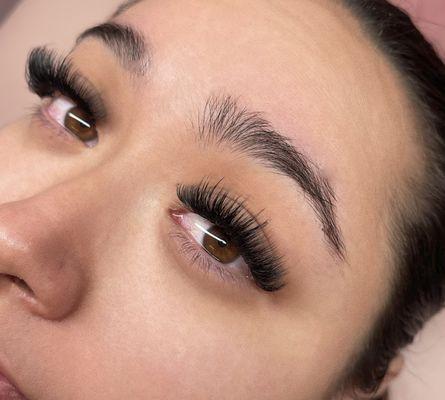 Wispy Volume lash set by Yvonne