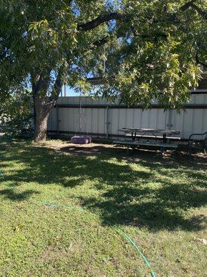 Cute little side yard to enjoy your bbq.