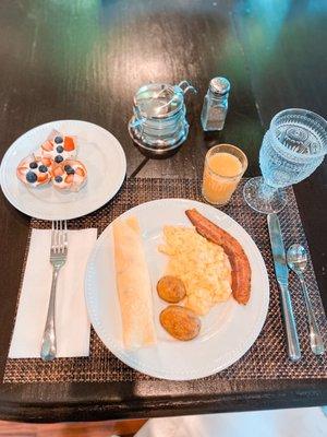 5 star gourmet breakfast. Local French whipped eggs, stuffed crepes, local potatoes, bacon and fresh pastries. Most exquisite breakfast