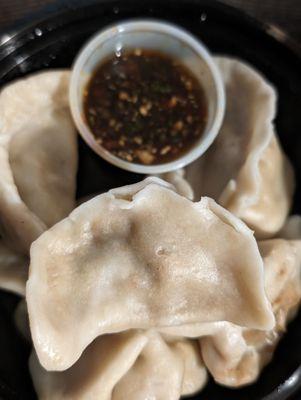 Steamed dumplings with dipping sauce