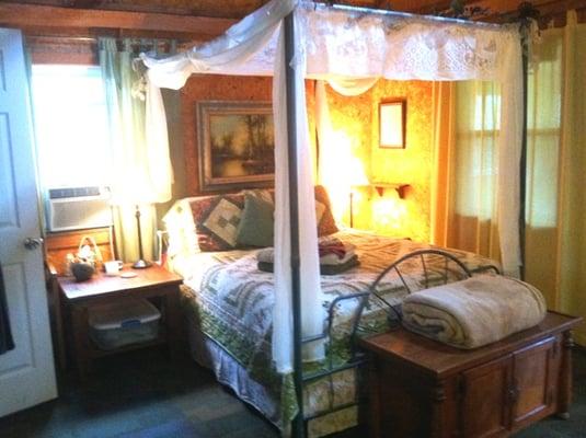 The queen bed at Woodhaven Cabin was comfortable, and we enjoyed the electric blanket.