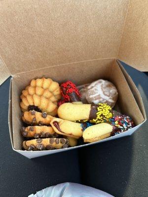 Assortment of cookies.