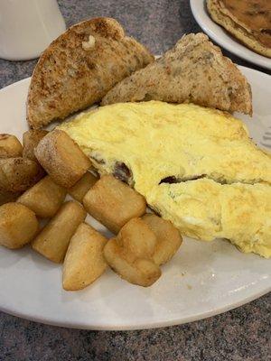 Look at that toast!!! And the omelet stuffed!