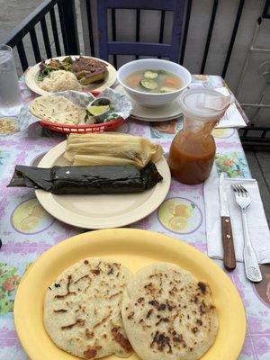 Tamales, pupusas, Sopa de Gallina India