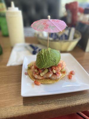 Tostada de camarón cocido