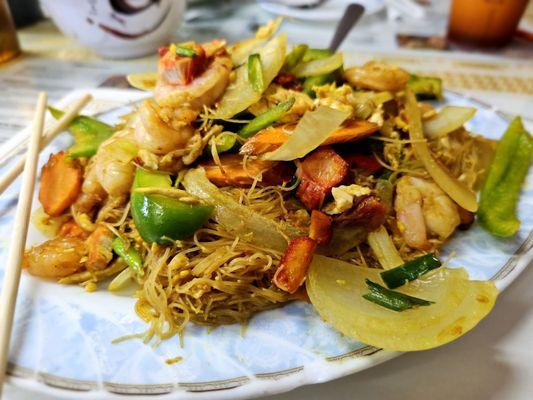 Singapore Noodles: rice vermicelli noodles with pork, chicken, and shrimp, with onions, green peppers, carrots, and egg.