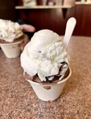 Small (Dutch chocolate and Stracciatella)