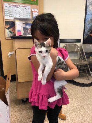 This kitty and her human sister are going to be best friends.