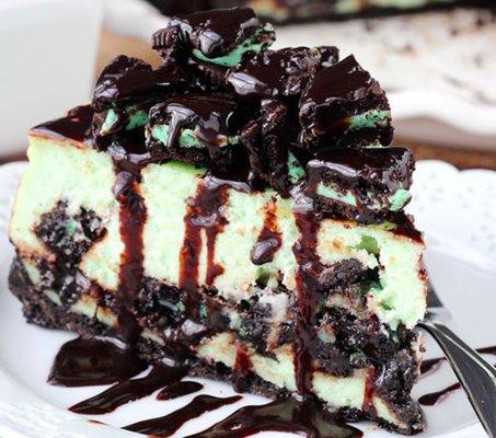 This MINT OREO CHEESECAKE is exactly as it sounds... scrumptious!